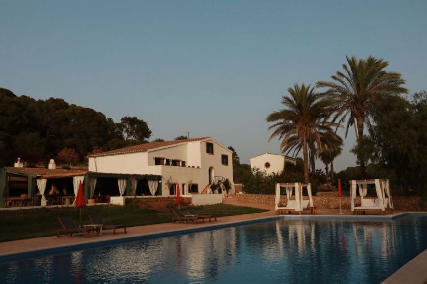 Piscina y casa de campo