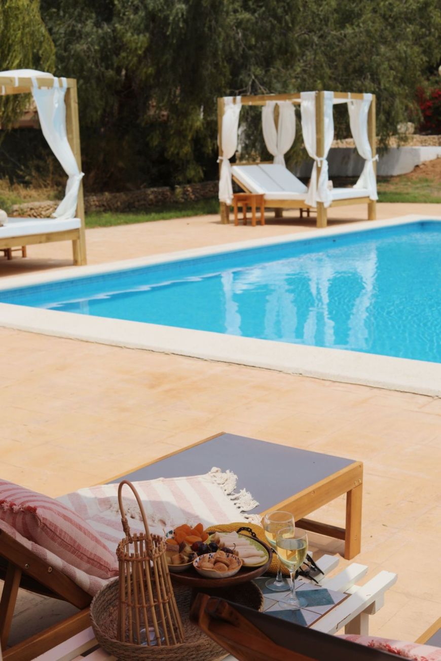 Detalle tumbona y piscina